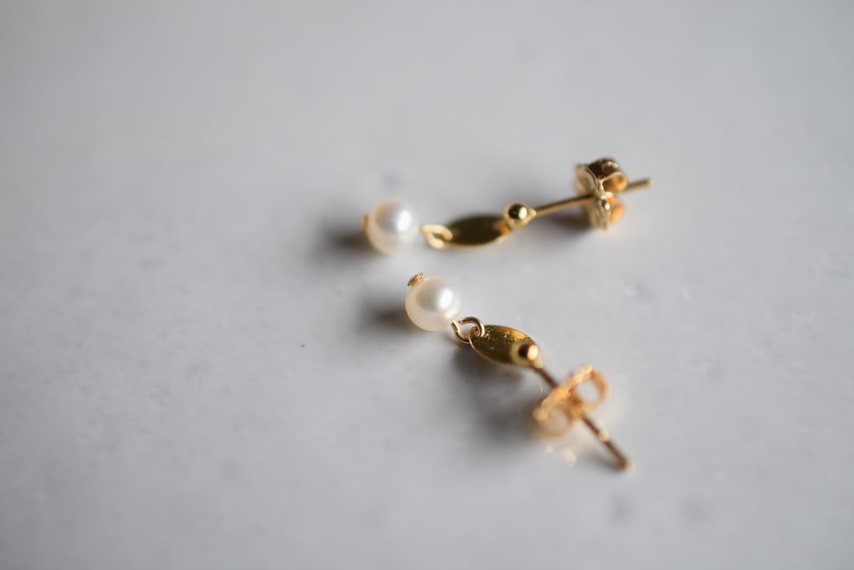 14kgf 小さな淡水パールとプレートピアス | gran