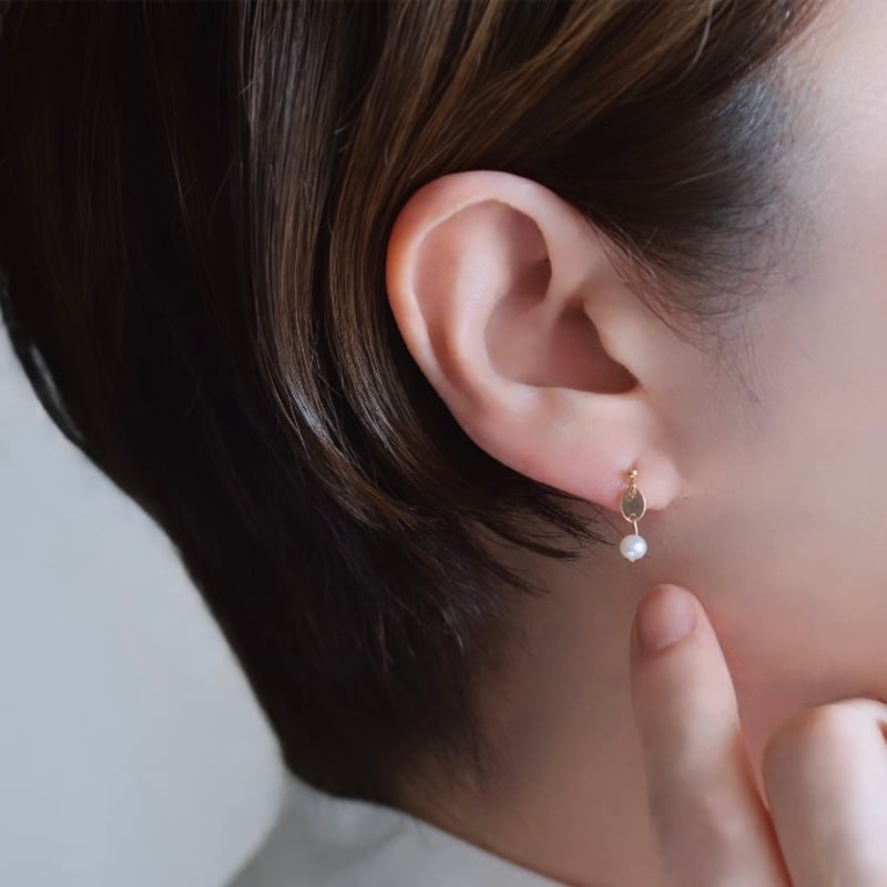 14kgf 小さな淡水パールとプレートピアス | gran