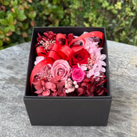 プリザーブドフラワー　ギフトBOX　(red×pink)