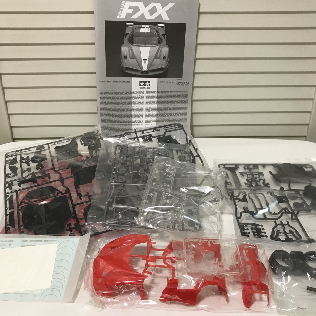 タミヤ フェラーリ FXX 1/24 プラモデル クリアーリアカウル付き