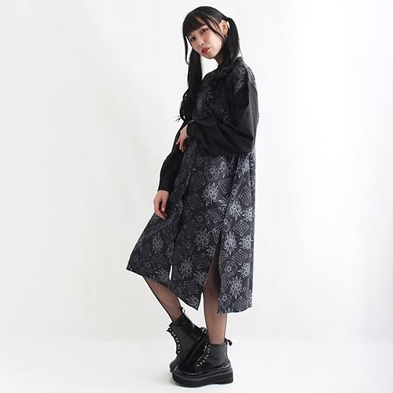 DrugHoney】【ユニセックス】ロゴ総柄スリット入り襟元チャイナ