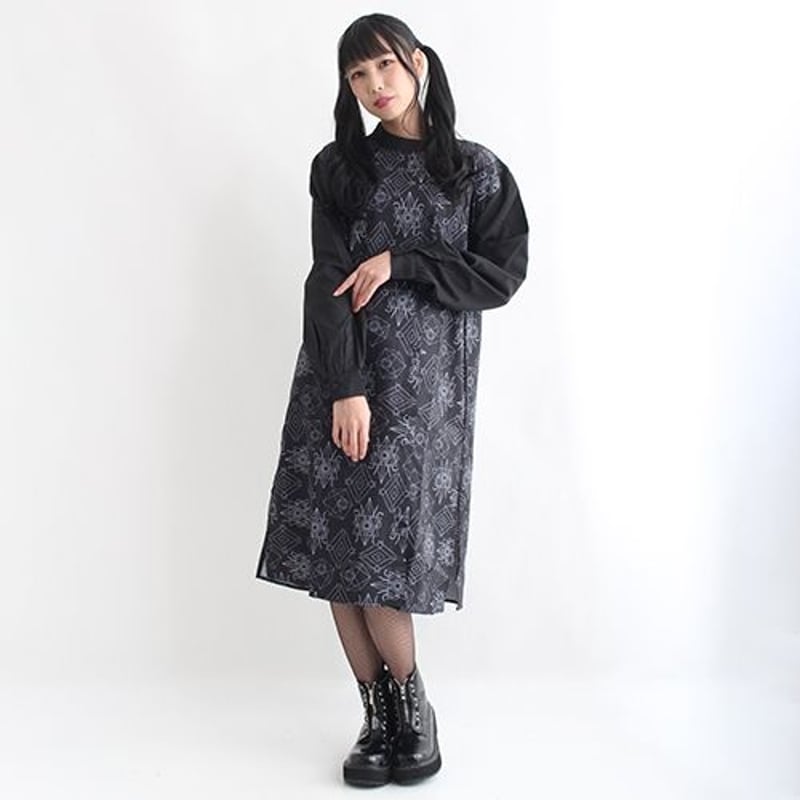DrugHoney】【ユニセックス】ロゴ総柄スリット入り襟元チャイナ風 