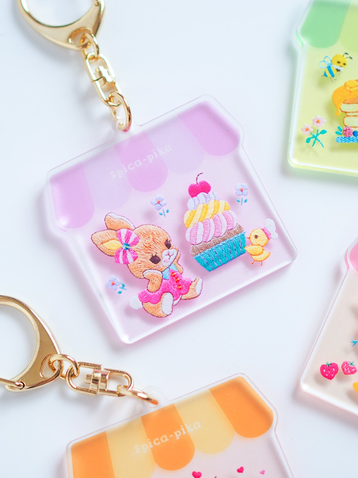 本当に刺繍したみたいなアクリルキーホルダー(森のカフェへようこそ