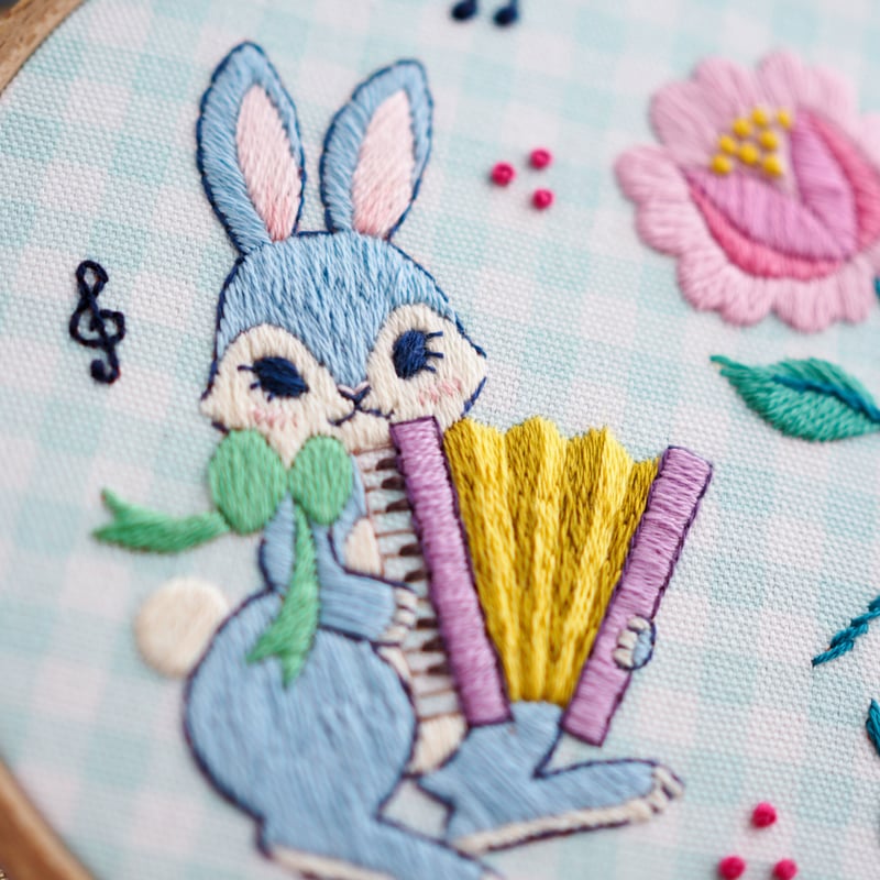 c-952　小紋　刺繍　単衣　うさぎ　★ PDF刺繍図案「アコーディオン弾きのうさぎ」 | spica-pika