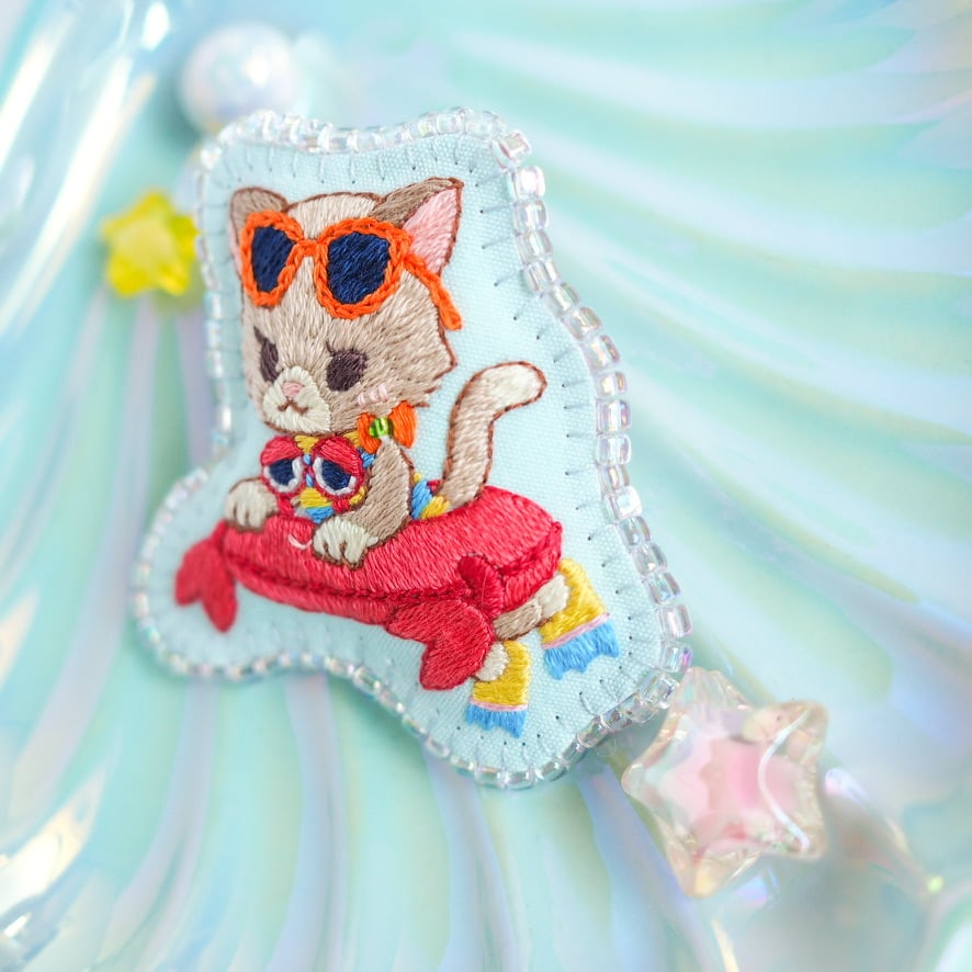 刺繍ブローチ『カニの浮き輪でプカプカ猫さん』 | spica-pika