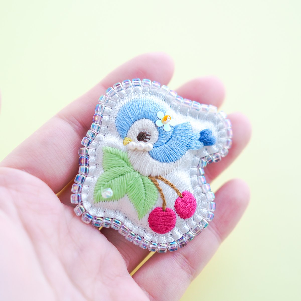 青い鳥とチェリー」ミニ刺繍ブローチ | spica-pika