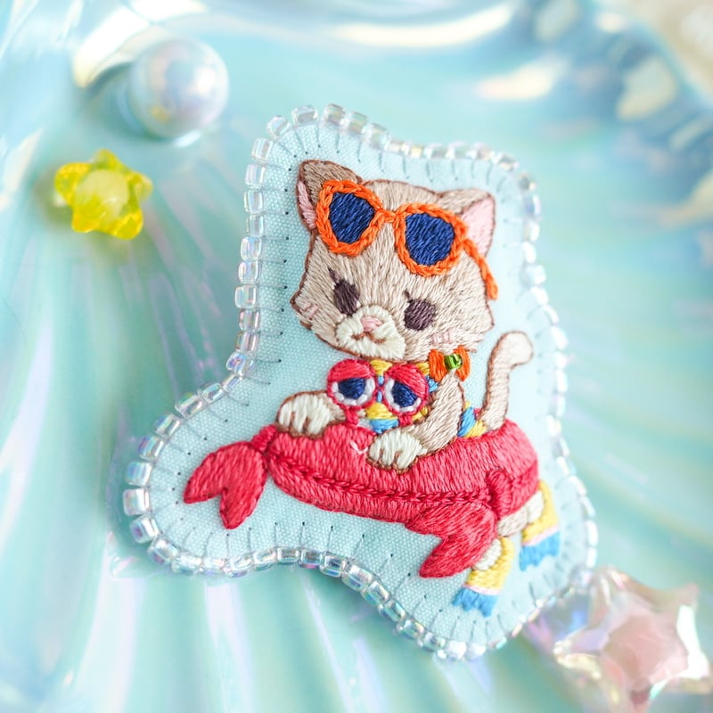 刺繍ブローチ『カニの浮き輪でプカプカ猫さん』 | spica-pika