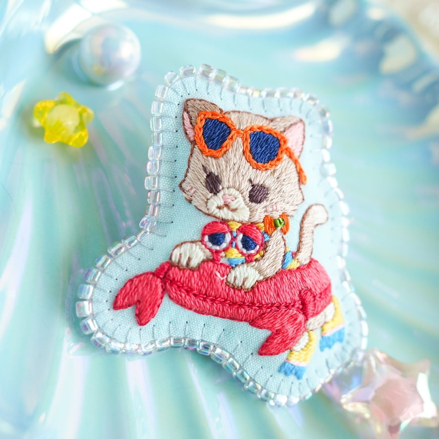 再販可能❀.(*´◡`*)❀.ふかふか刺繍スタイ＊coucou！＊ 刺繍ブローチ『カニの浮き輪でプカプカ猫さん』 | spica-pika