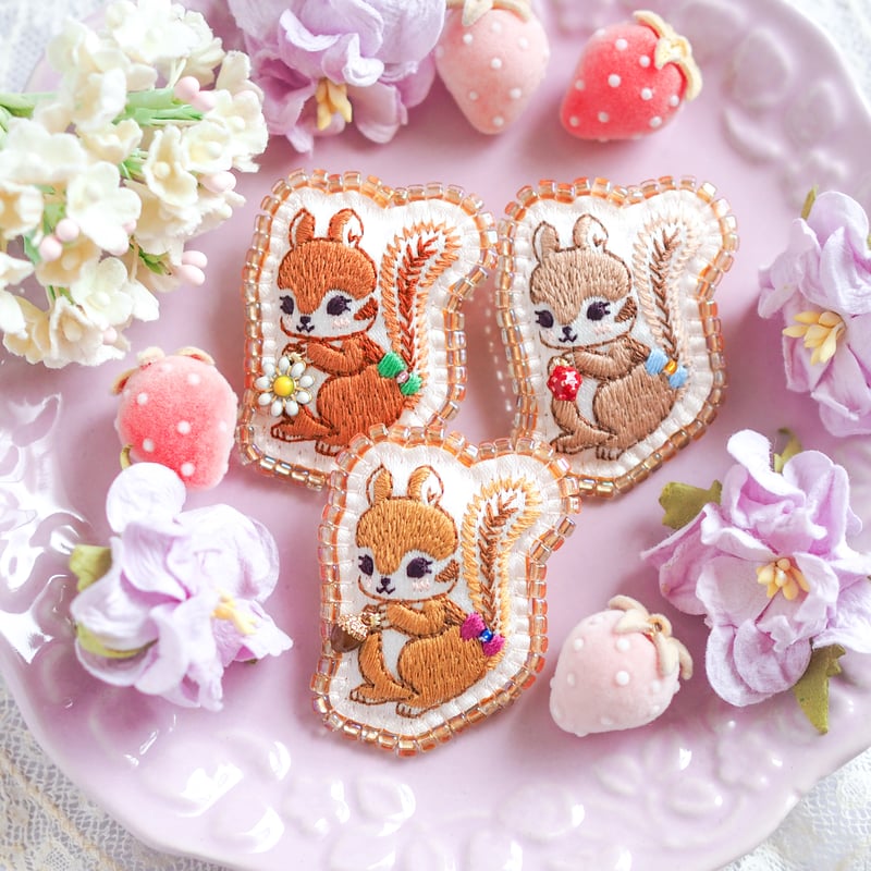 森のかわいいリスさん」ミニ刺繍ブローチ | spica-pika