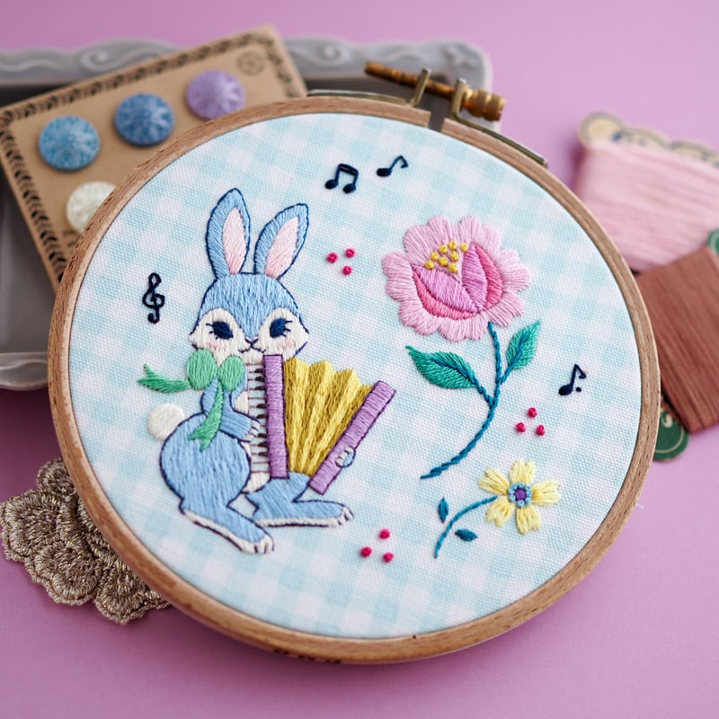 PDF刺繍図案「アコーディオン弾きのうさぎ」 | spica-pika