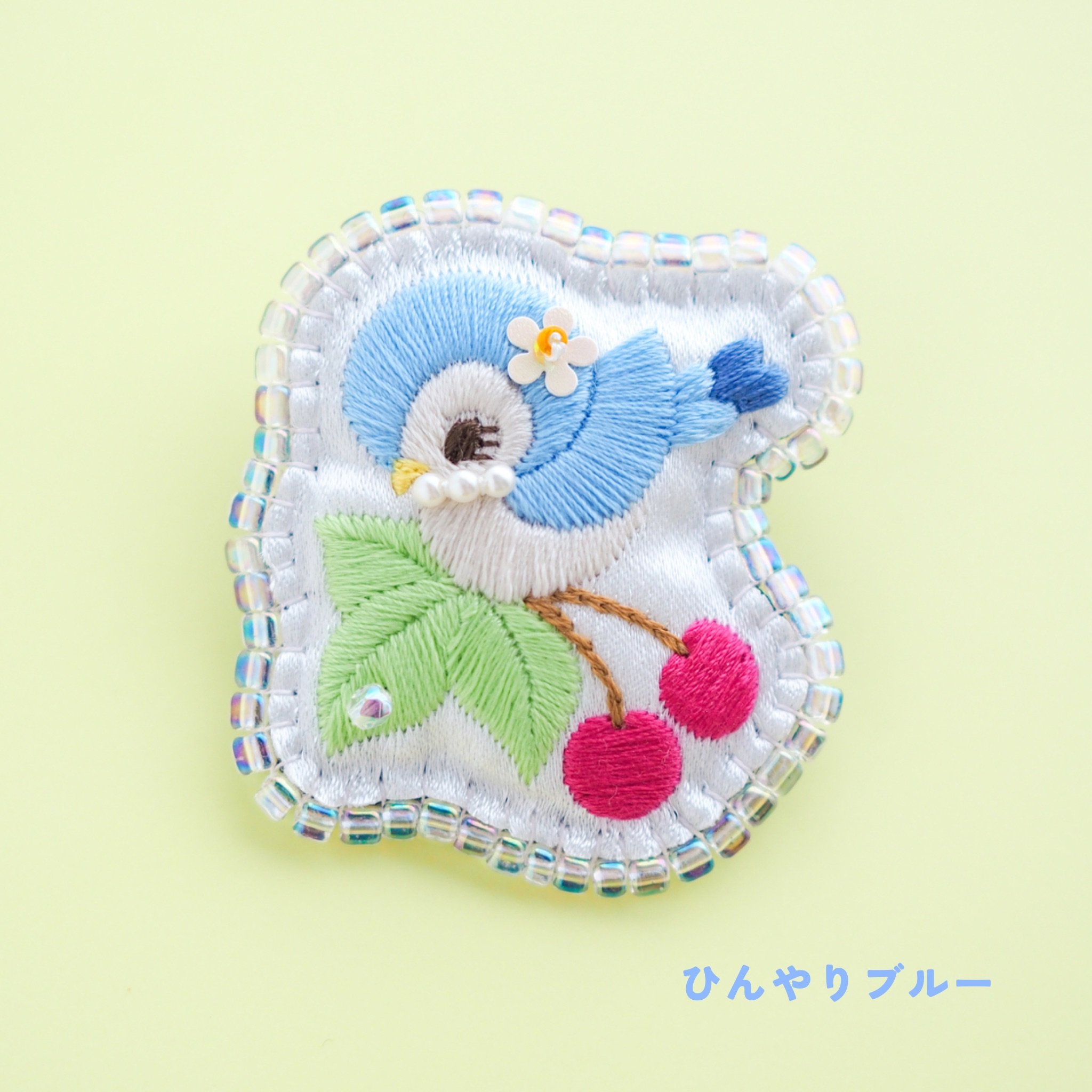 青い鳥とチェリー」ミニ刺繍ブローチ | spica-pika