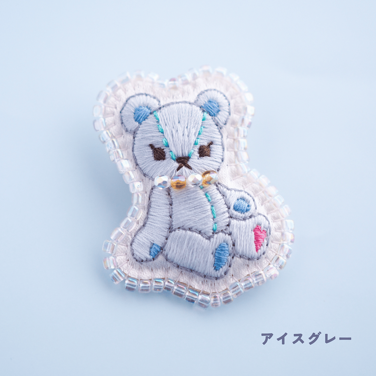 宝物のくまちゃん」ミニ刺繍ブローチ | spica-pika