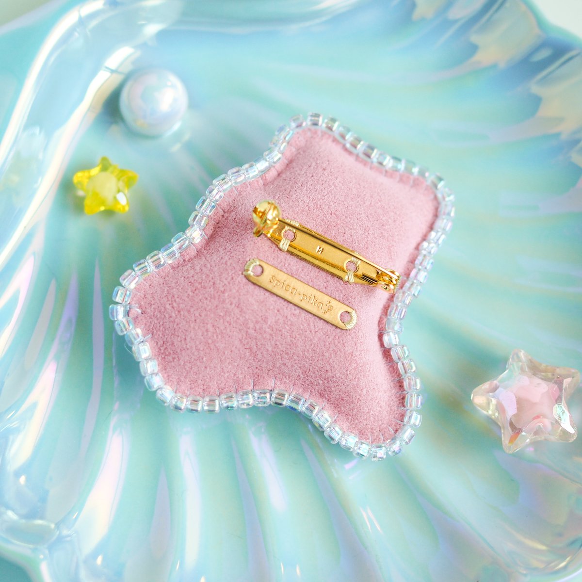 刺繍ブローチ『カニの浮き輪でプカプカ猫さん』 | spica-pika