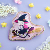 スピの空飛ぶ魔法　刺繍ブローチ  のコピー