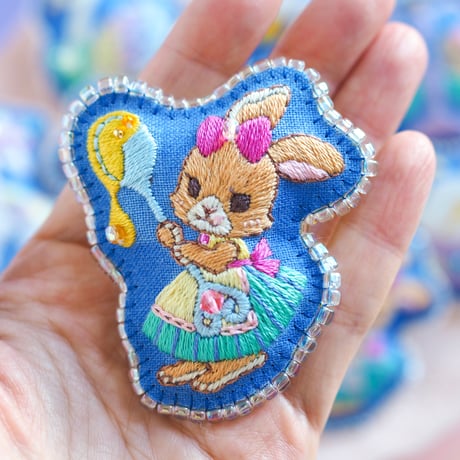 №311 ビオラうさぎちゃんの 刺繍ブローチ ハンドメイド フェルト 刺繍 