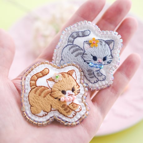 「おてんば子猫ちゃん」ミニ刺繍ブローチ