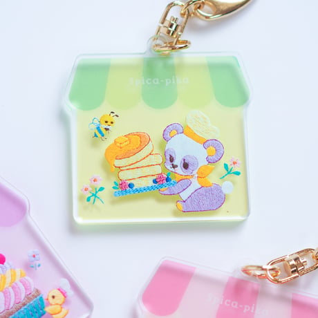 本当に刺繍したみたいなアクリルキーホルダー(森のカフェへようこそ♪)