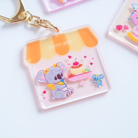 本当に刺繍したみたいなアクリルキーホルダー(森のカフェへようこそ♪)