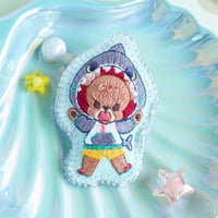 刺繍ブローチ『サメになった気分のこぐまちゃん』