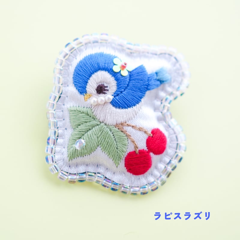 青い鳥とチェリー」ミニ刺繍ブローチ | spica-pika