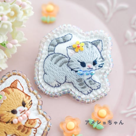 「おてんば子猫ちゃん」ミニ刺繍ブローチ