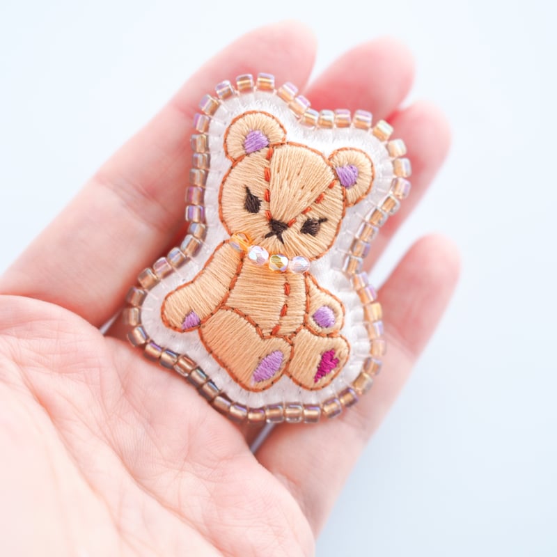 宝物のくまちゃん」ミニ刺繍ブローチ | spica-pika