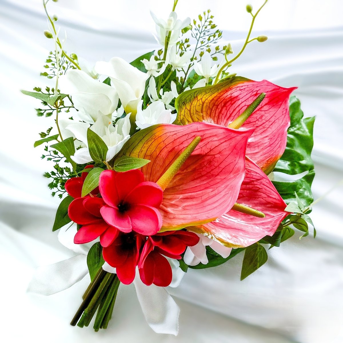 高級造花 カラーとアンスリウムのブーケ 高級造花ウェディングブーケ/赤いアンスリウムとプルメリア、白 カラー