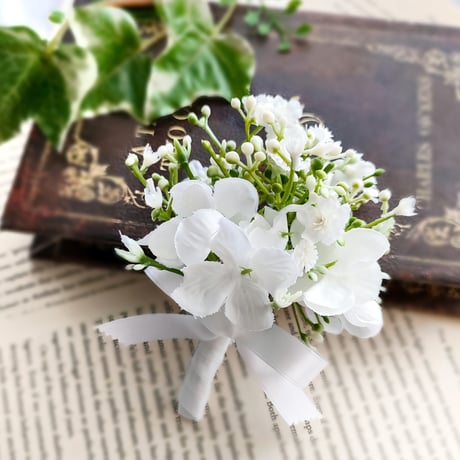 【生花に見える】かすみ草 カラー 小花のふわふわウェディングブーケ 白 ブートニア付 高級造花 プリザーブドフラワー クラッチブーケ