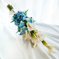 【生花に見える】/ カラー ＆胡蝶蘭  白 青 ウェディングブーケ ブルー  ブートニア付 高級造花 ブーケ トレンドのアームブーケ 人気 オーダーメイド 前撮り フォトウェディングに人気