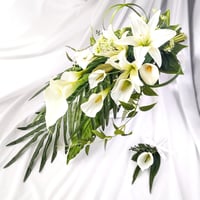 高級造花ウェディングブーケ/生花に見える 造花 ウェディングブーケ　白　カラーとカサブランカ　クラッチブーケ　 ブートニア　ブライダルブーケ