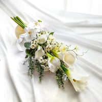 【生花に見える】/ カラー 胡蝶蘭  白 高級造花 ウエディングブーケ ブートニア付  オーダーメイド ブーケ 人気 前撮り 海外挙式 春夏秋冬