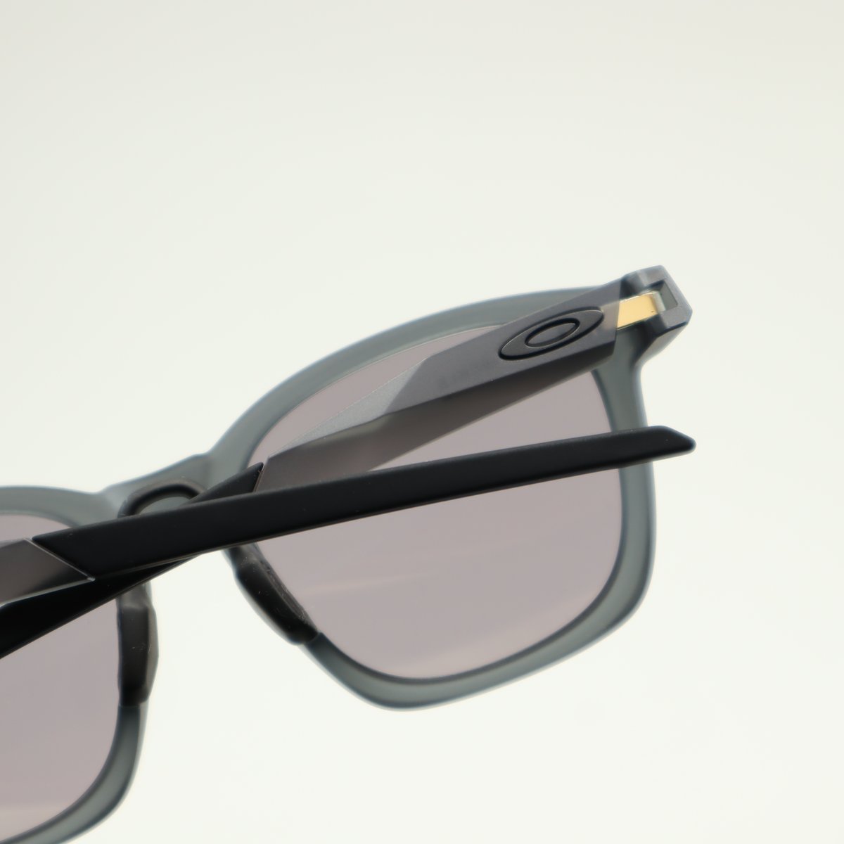 OAKLEY (オークリー) Shackle (シャックル) Matte grey smoke