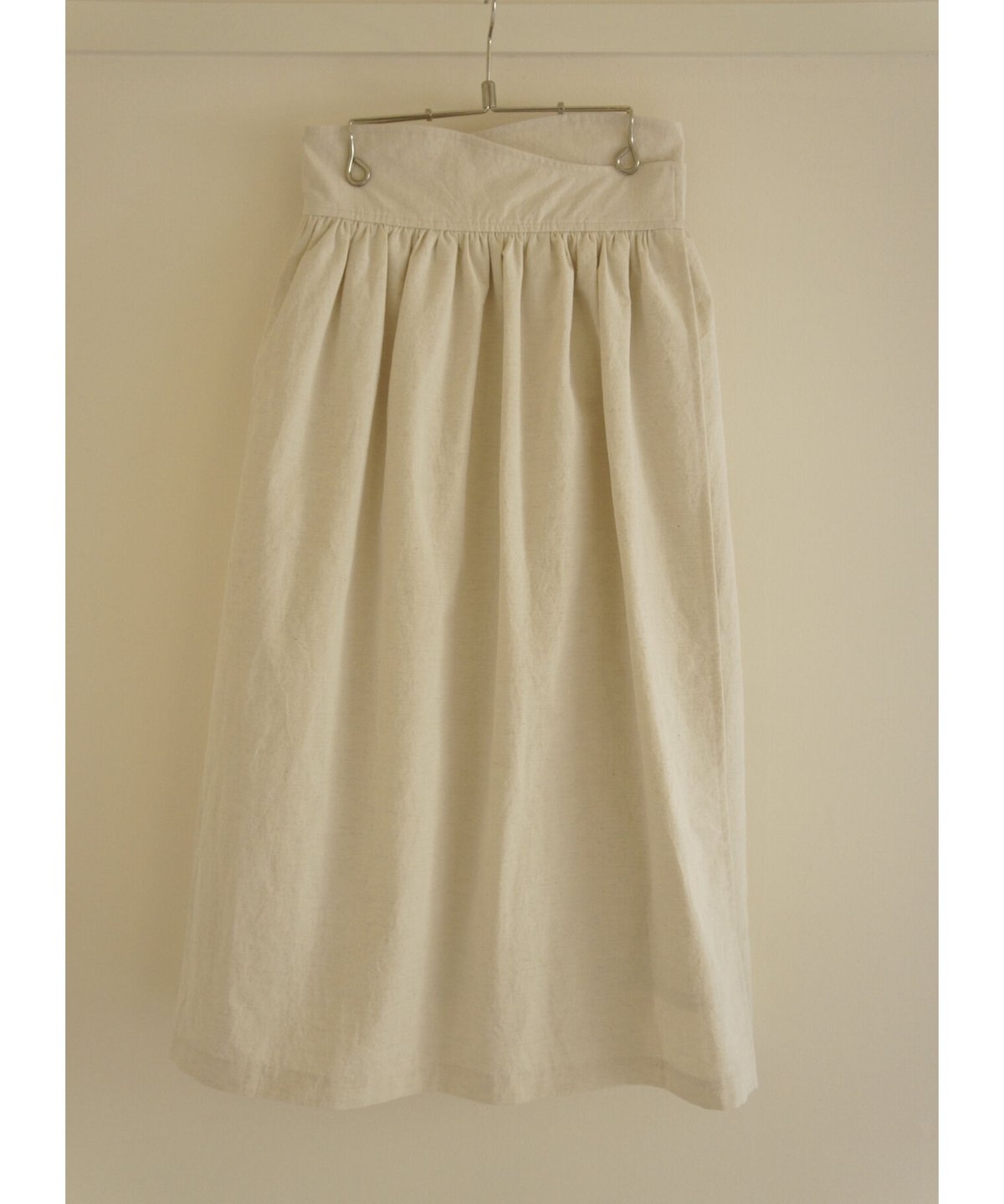 HALOMINIUM Button wrap skirt / ecru