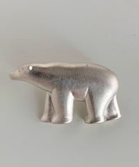白くまピンブローチ