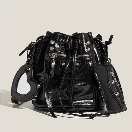キュートな黒の高級感リベットショルダーバッグb051