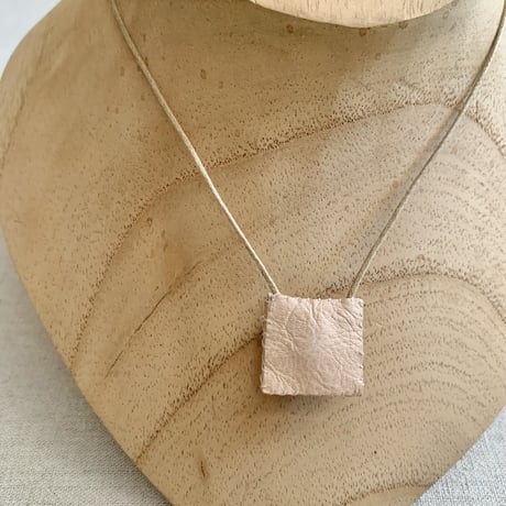 TINY LEATHER TALISMAN WITH PEARLS SRF-1609 / SEE REAL FLOWERS シーリアルフラワーズ