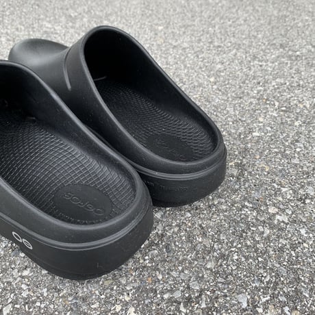 OOcloog (Black) / OOFOS