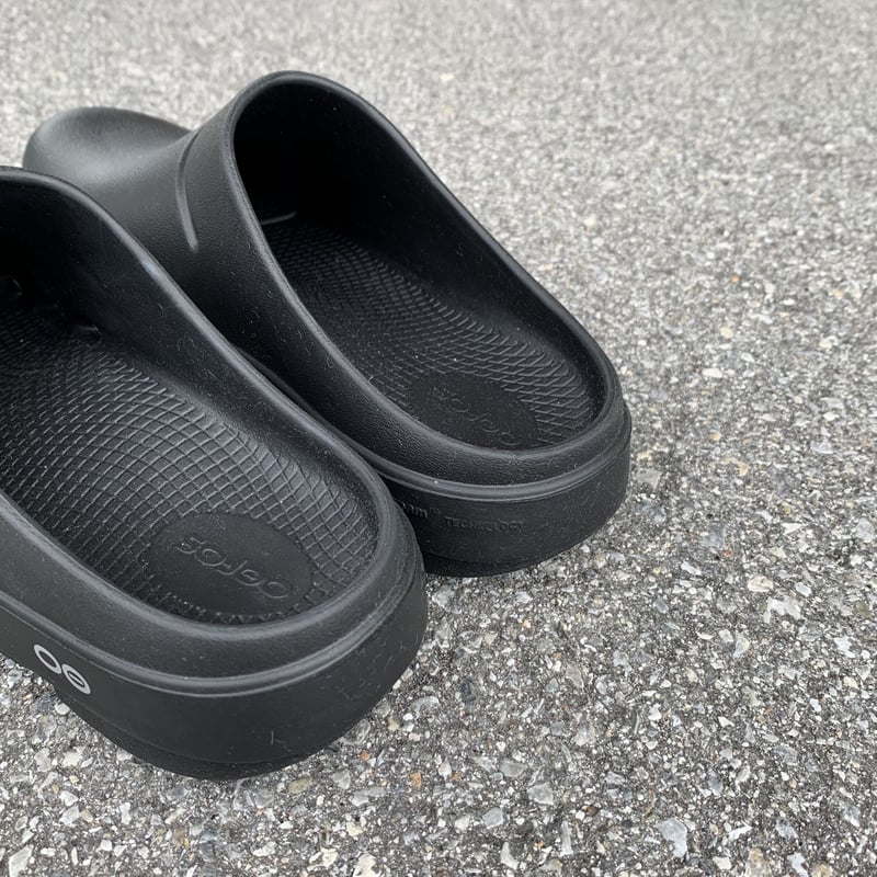 OOcloog (Black) / OOFOS | e-shop/E-SHOP