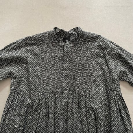 REPETITIONAL FLOWER BLOCK PRINT MINI PINTUCK BANDED COLLAR SHIRT DRESS INMDS23732 / maison de soil