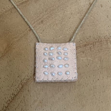TINY LEATHER TALISMAN WITH PEARLS SRF-1609 / SEE REAL FLOWERS シーリアルフラワーズ