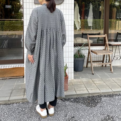REPETITIONAL FLOWER BLOCK PRINT MINI PINTUCK BANDED COLLAR SHIRT DRESS INMDS23732 / maison de soil