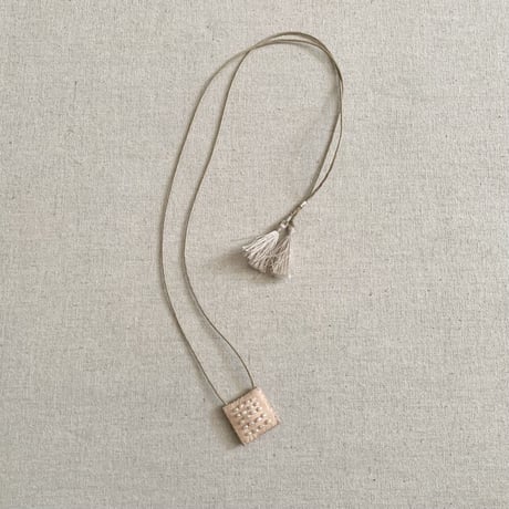 TINY LEATHER TALISMAN WITH PEARLS SRF-1609 / SEE REAL FLOWERS シーリアルフラワーズ