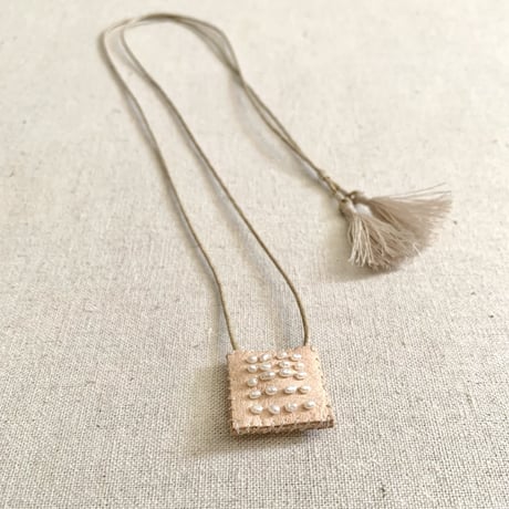 TINY LEATHER TALISMAN WITH PEARLS SRF-1609 / SEE REAL FLOWERS シーリアルフラワーズ