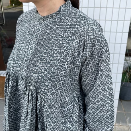 REPETITIONAL FLOWER BLOCK PRINT MINI PINTUCK BANDED COLLAR SHIRT DRESS INMDS23732 / maison de soil