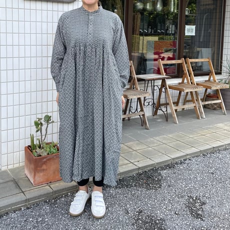 REPETITIONAL FLOWER BLOCK PRINT MINI PINTUCK BANDED COLLAR SHIRT DRESS INMDS23732 / maison de soil