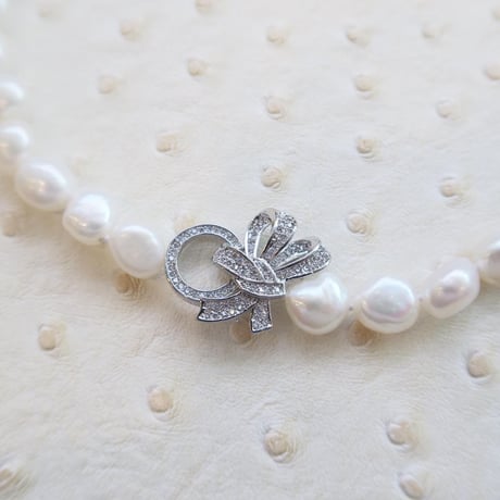 Baroque Pearl Bow Necklace