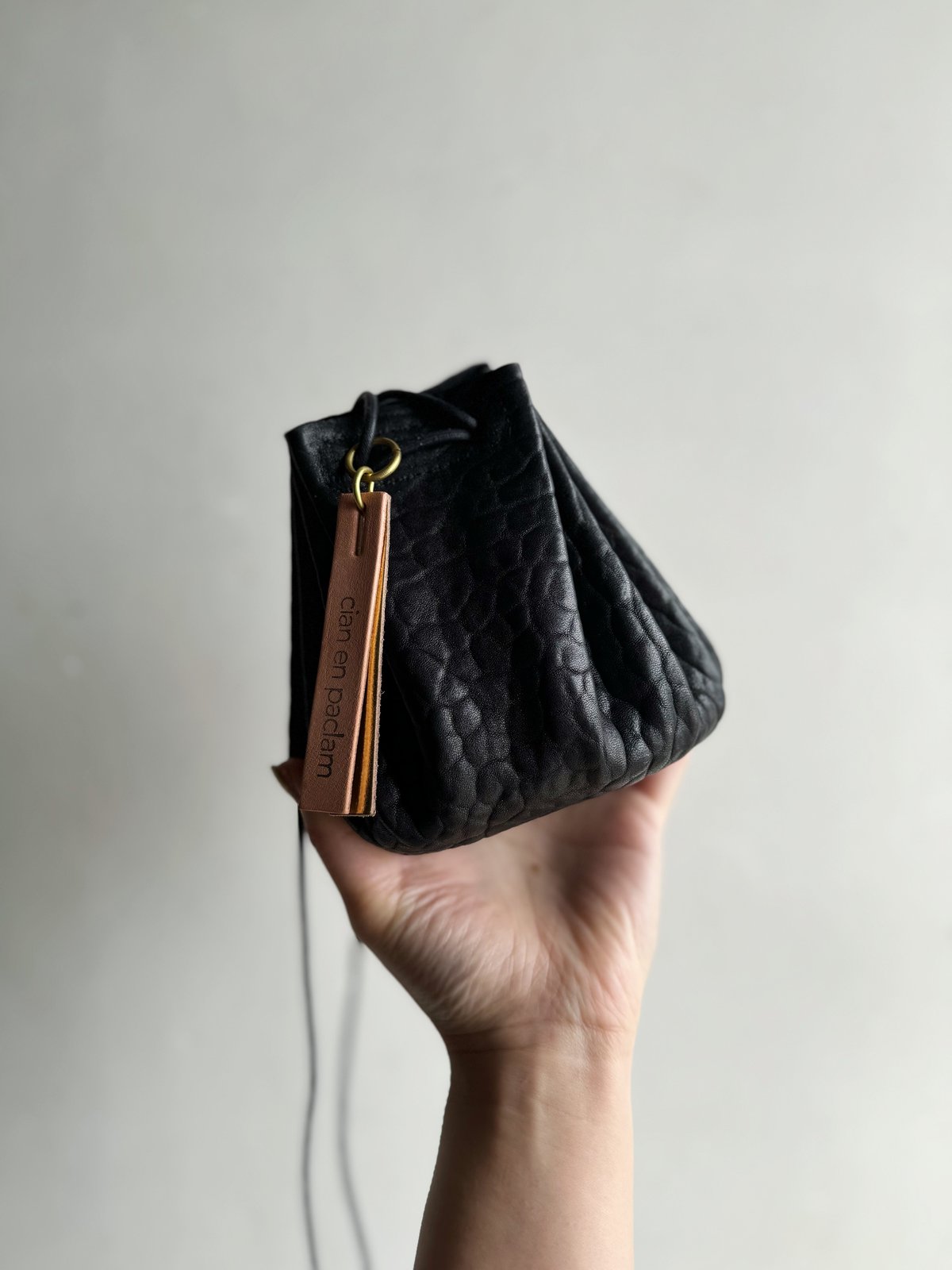 cian en paclam新品巾着ショルダーバッグ黒レザーdrawstring