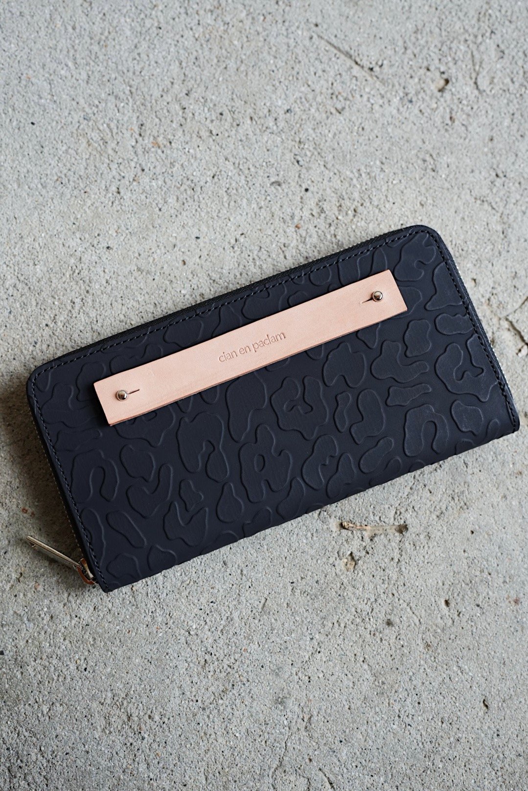 Long Round zip wallet➖panther black➖ | cian en