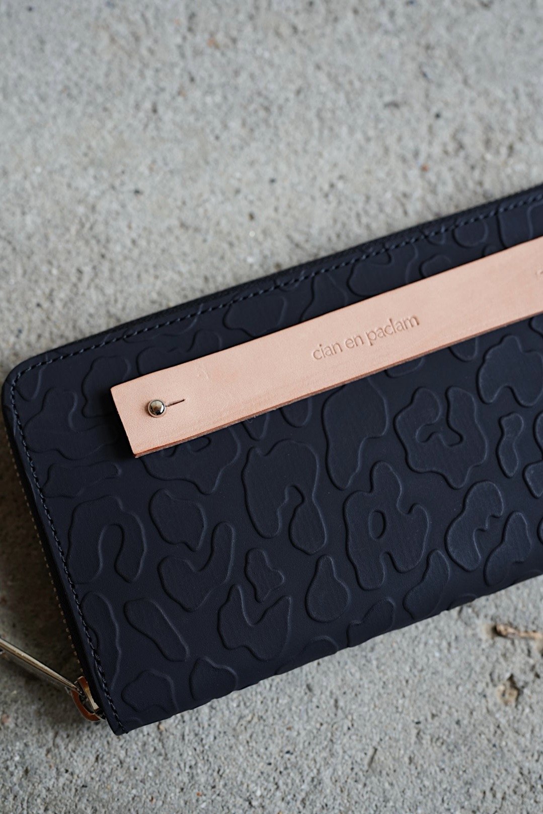 Long Round zip wallet➖panther black➖ | cian en