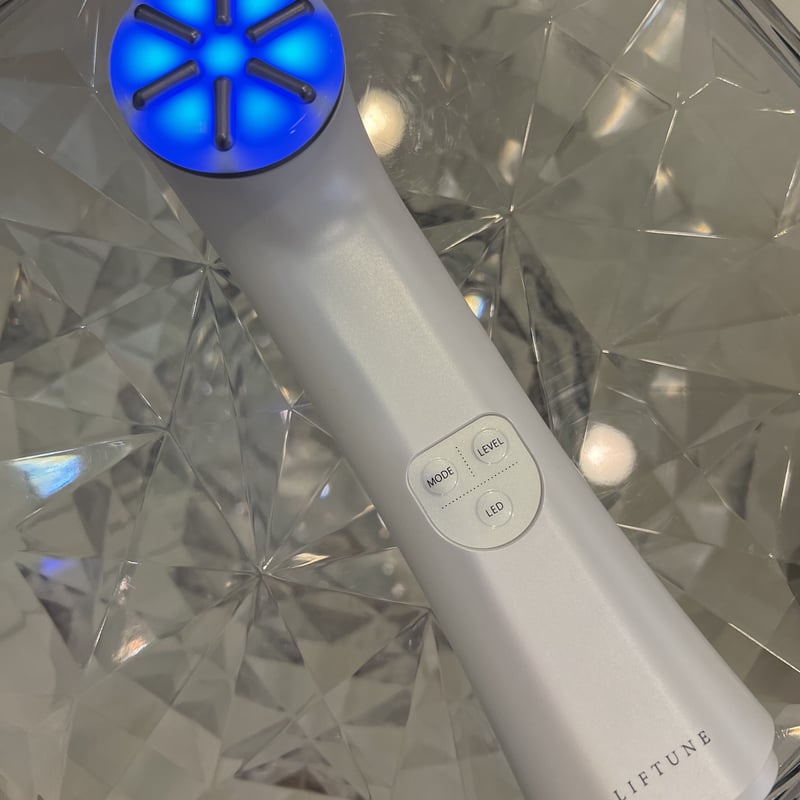 LIFTUNE リフチュン 美顔器 ホワイト 充電ケーブル・アタッチメント付き LIFTUNE リフチュン 美顔器 ホワイト 充電ケーブル・アタッチメント